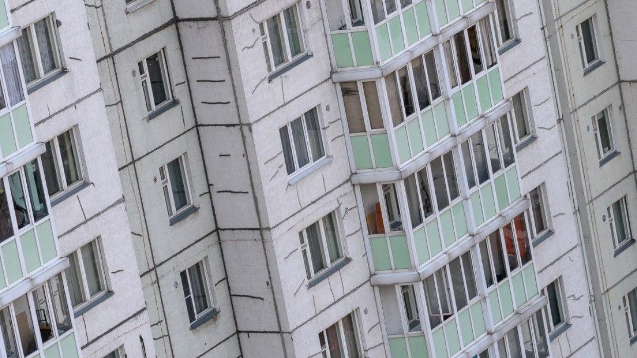 Жители Чебоксар нашли труп молодой девушки под окнами многоэтажки