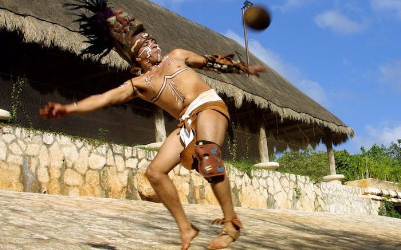 Подобно ацтекам, майя были азартными игроками месоамериканской игры в мяч. Площадки для игры были обнаружены во всех крупных городах империи. Часто эту игру связывают с обезглавливаниями жертв, которые, вероятно, являлись игроками проигравшей команды. А отрубленные головы потом, как предполагают, использовались в качестве мячей.