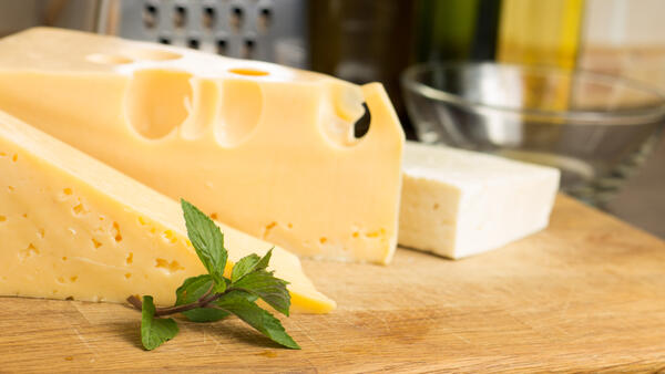 Как правильно хранить сыр в холодильнике, чтобы он не мок и не плесневел — забудьте про пакеты - похожая новость на Toplenta