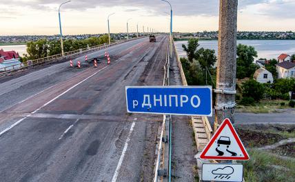 На фото: автомобильно-пешеходный мост через Днепр, соединяющий Херсон с левобережьем. 19 июля Вооруженные силы Украины нанесли ракетный удар по мосту из американских реактивных систем залпового огня HIMARS.