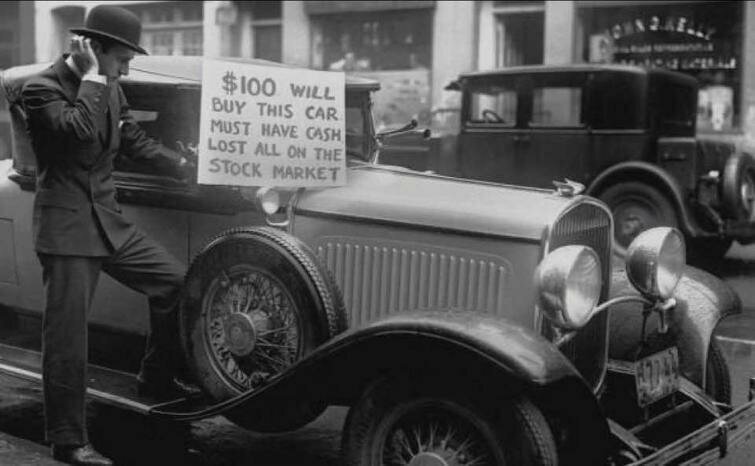 Мужчина пытается продать машину после обвала на фондовой бирже во время Великой Депрессии. Надпись «Отдам за 100$, наличкой, потерял всё на бирже». США, 1929 год