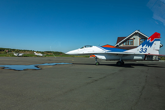 ÐŸÑ€ÐÐ´Ð¿Ð¾ÐÐ¾ÐÐ¸Ñ‚ÐÐÑŒÐ½Ð¾, Ñƒ Ð¢Ð¸Ð¼Ð¾Ñ„ÐÐÐ²Ð ÐÑÑ‚ÑŒ ÑÐ²Ð¾Ð¹ L-39, Ð¸ Ð¾Ð½ Ð´ÐÐÐ ÑÐºÐ¾ÐÑ‹ ÐºÑƒÑ€ÑÐ¸Ñ€ÑƒÐÑ‚ Ð½Ð Ð½ÐÐ¼ Ð¼ÐÐÐ´Ñƒ ÐšÐÐÐÐ½ÑŒÑŽ Ð¸ ÐœÐ¾ÑÐºÐ²Ð¾Ð¹