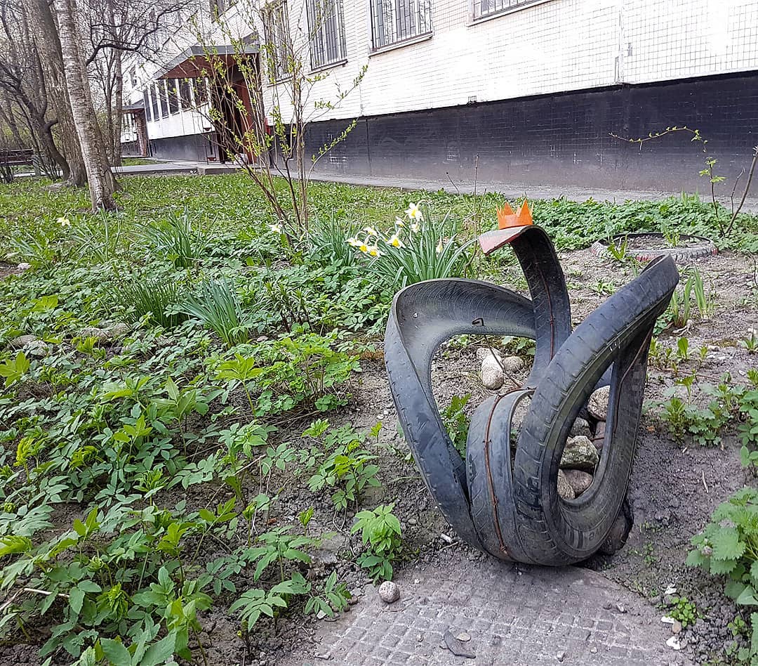 Шин двор. Лебедь из покрышки. Фигуры из покрышек. Лебеди из шин во дворах. Фигуры из покрышек во дворе.