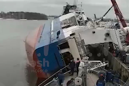 Стало известно о пострадавших на перевернувшемся под Петербургом судне Россия