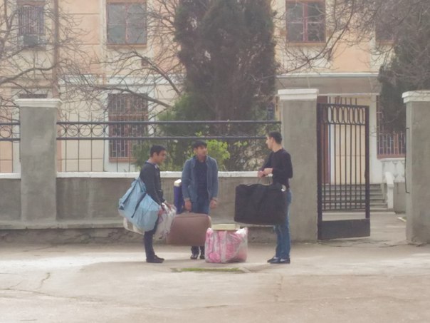 В Севастополе неизвестные лица ходят по улицам и впаривают одеяло (фотофакт)