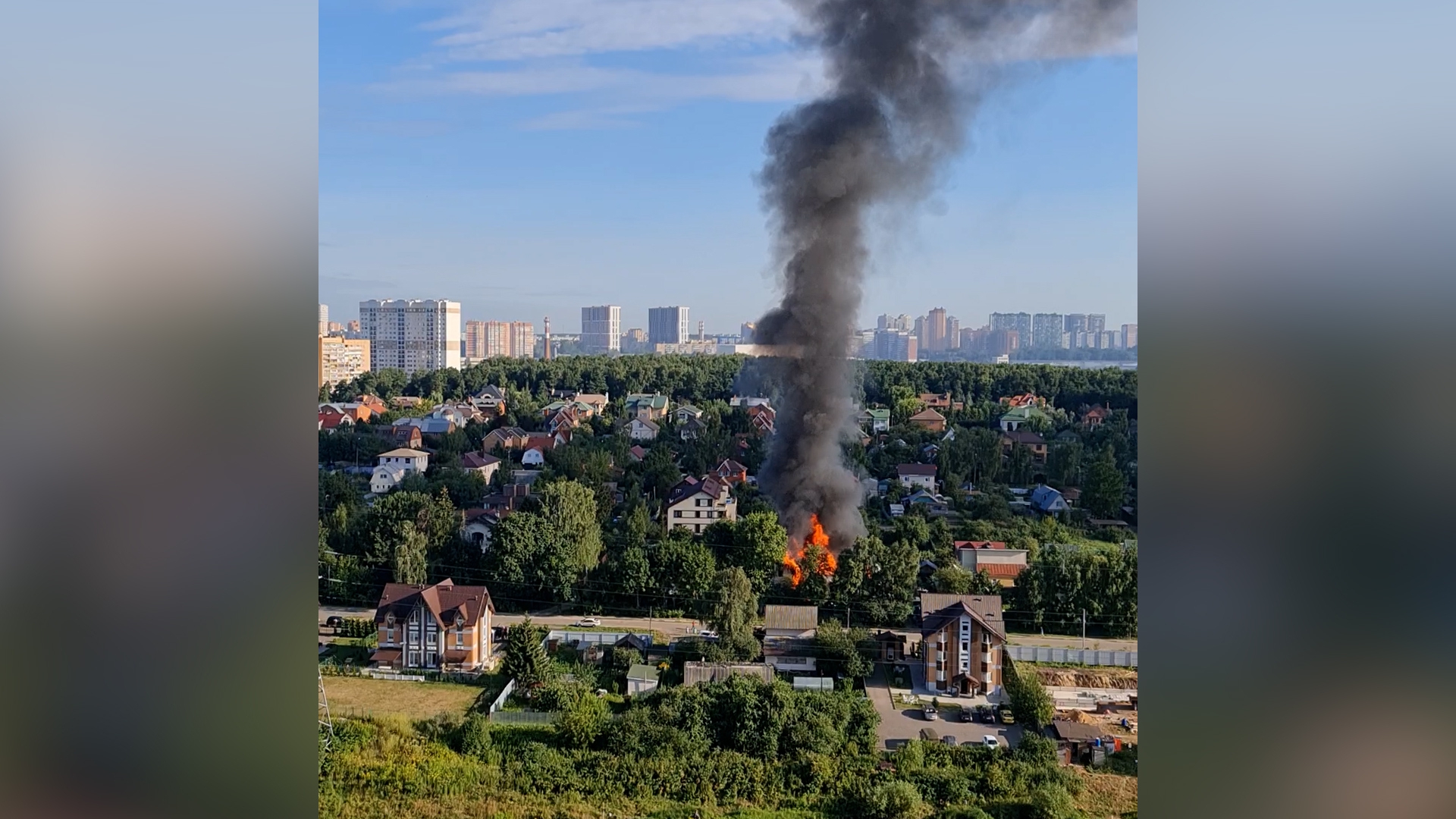 Частный жилой дом в подмосковном Одинцово горит несколько часов