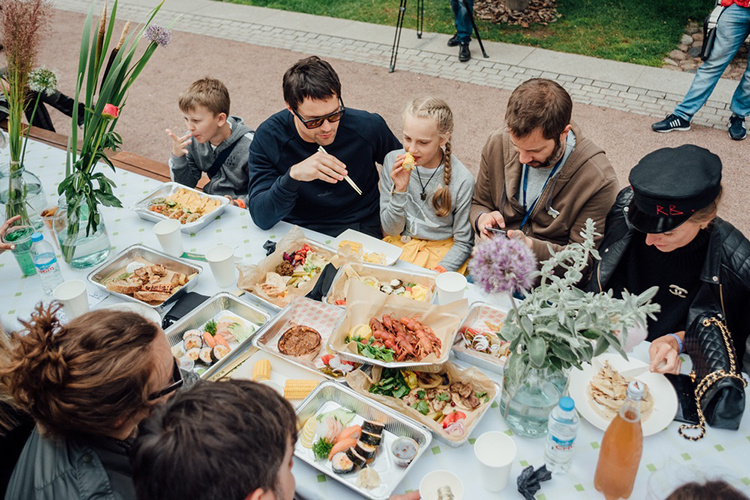 Данила Козловский, Ксения Раппопорт и другие на благотворительном пикнике в Новой Голландии Данила Козловский, Ксения Раппопорт и другие на благотворительном пикнике в Новой Голландии Стиль жизни,Благотворительность