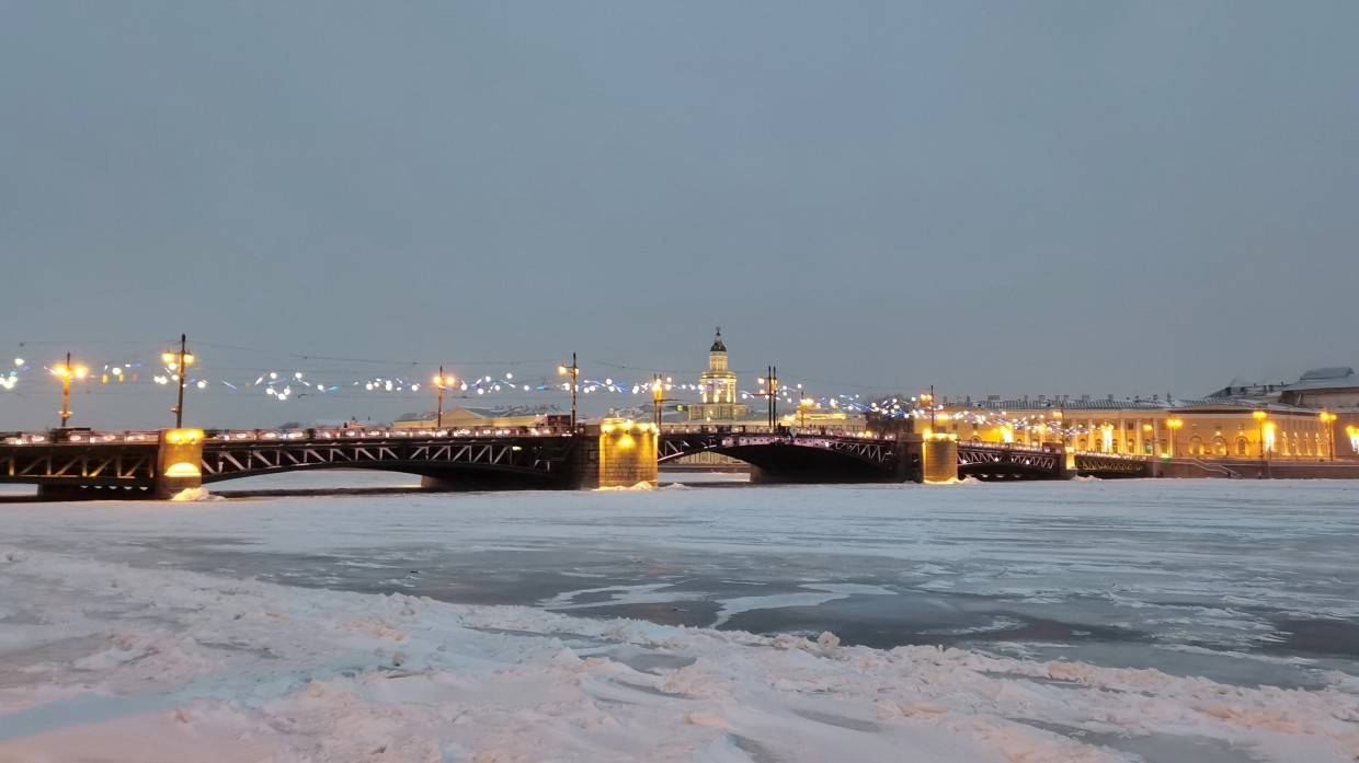 Спб временная. Дворцовый мост днем.