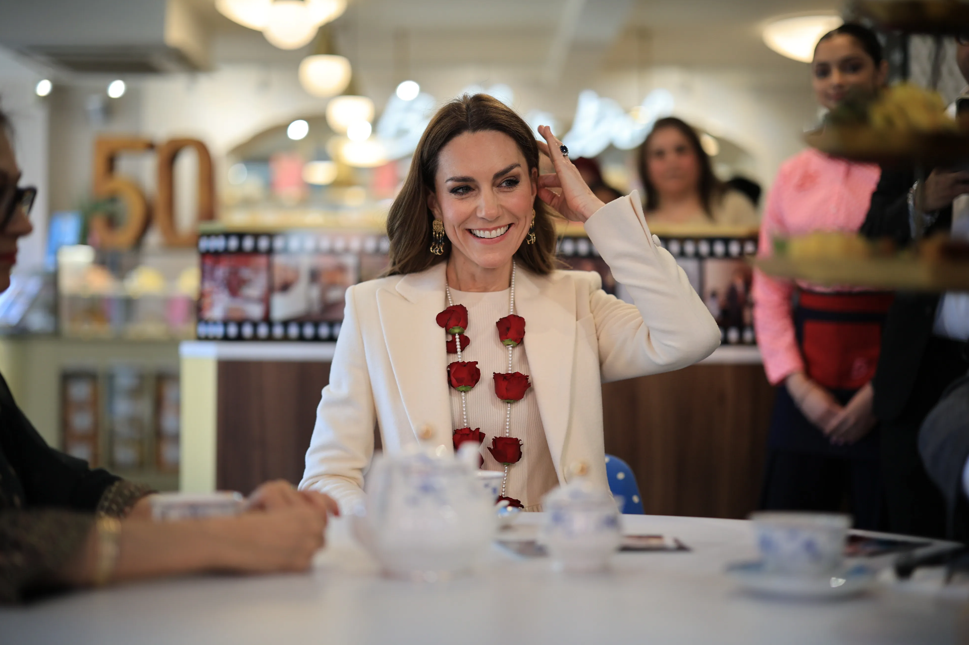 Станцевала босиком на индийском празднике: Кейт Миддлтон в Лестере Миддлтон, также, Уильям, принца, выбрала, Принцесса, время, бренда, надевала, честь, серьги, принцесса, этого, короля, после, принц, Уэльская, Карла, Лестер, центр