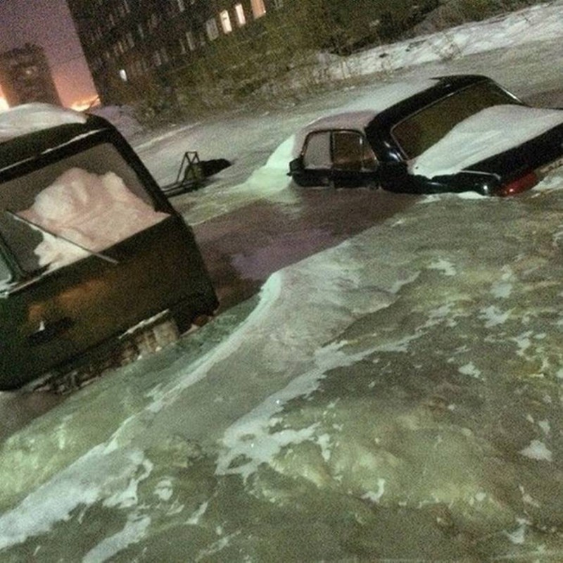 Вы только посмотрите на этот объёмный рисунок замёрзшей воды и застрявших в ней автомобилей. 3д рисунки, дороги, приколы