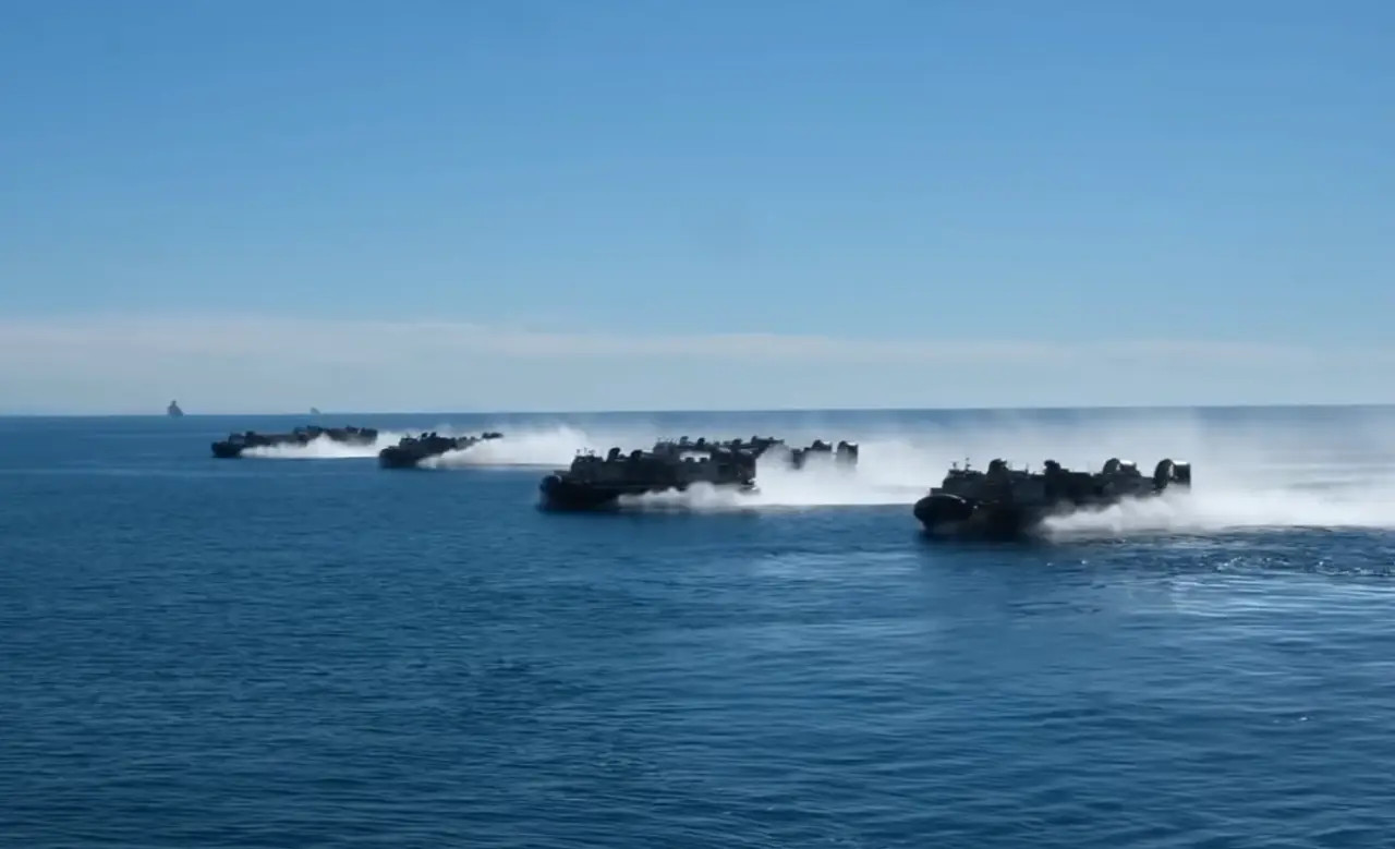 США стягивают к Венесуэле до 16 тысяч военных и самый большой авианосец