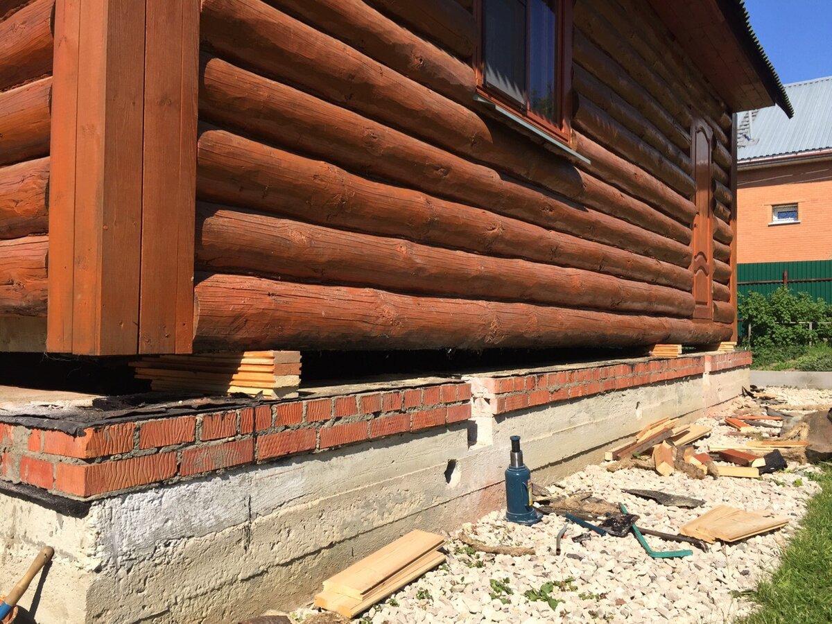 Подняли дом домкратами Подняли дом домкратами дача,дом,ремонт и строительство