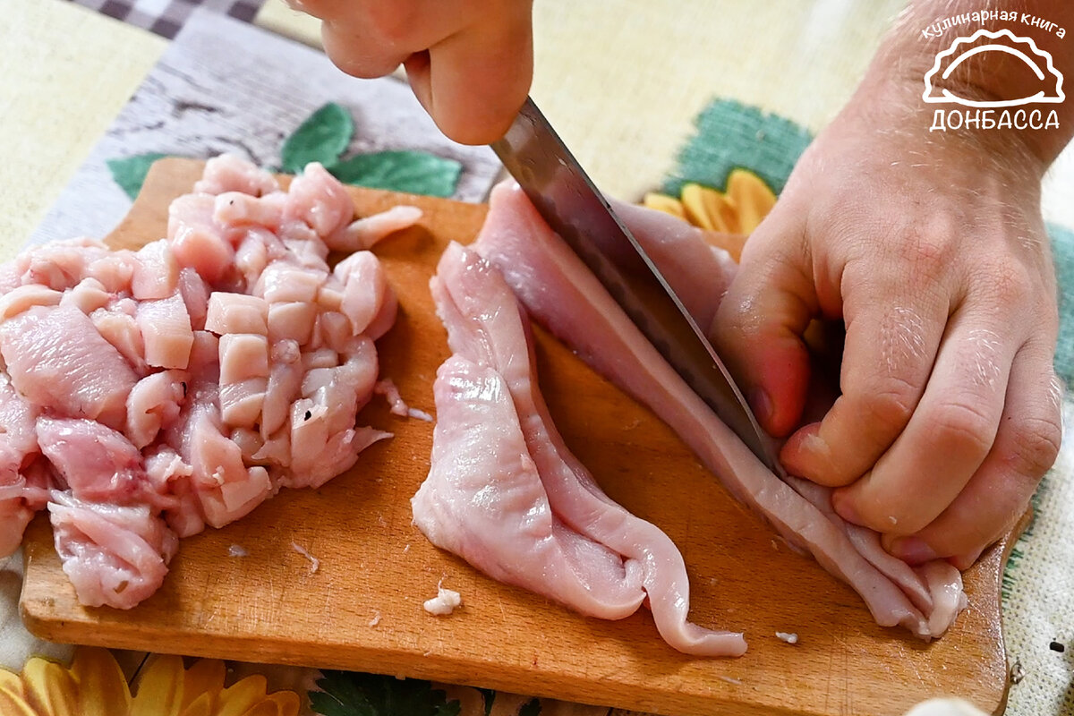 Почему я раньше не узнал об этом блюде? Галушки с курицей и грибами, которые любят на Донбассе Почему я раньше не узнал об этом блюде? Галушки с курицей и грибами, которые любят на Донбассе немного, бульон, готовить, добавляем, галушки, масло, нарезаю, вкусно, сковородку, начинка, когда, минут, время, можно, грибы, куриную, грудку, тесто, галушек, приготовления