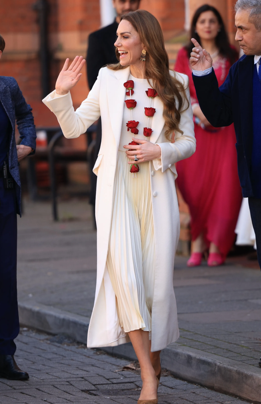 Станцевала босиком на индийском празднике: Кейт Миддлтон в Лестере Миддлтон, также, Уильям, принца, выбрала, Принцесса, время, бренда, надевала, честь, серьги, принцесса, этого, короля, после, принц, Уэльская, Карла, Лестер, центр