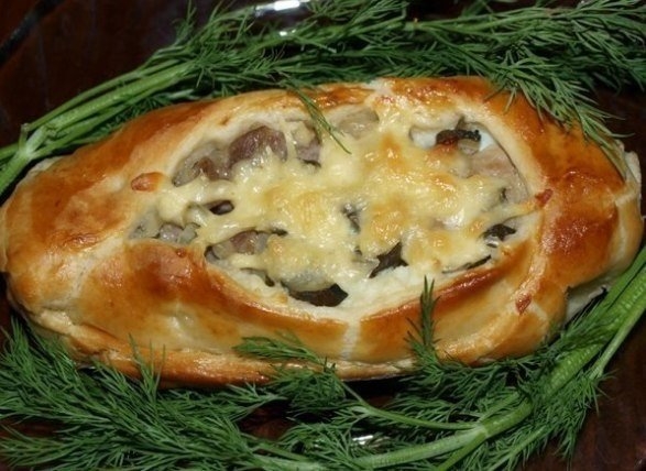 Лодочки из слоеного теста с картофелем, мясом и огурчиками Лодочки из слоеного теста с картофелем, мясом и огурчиками рецепты