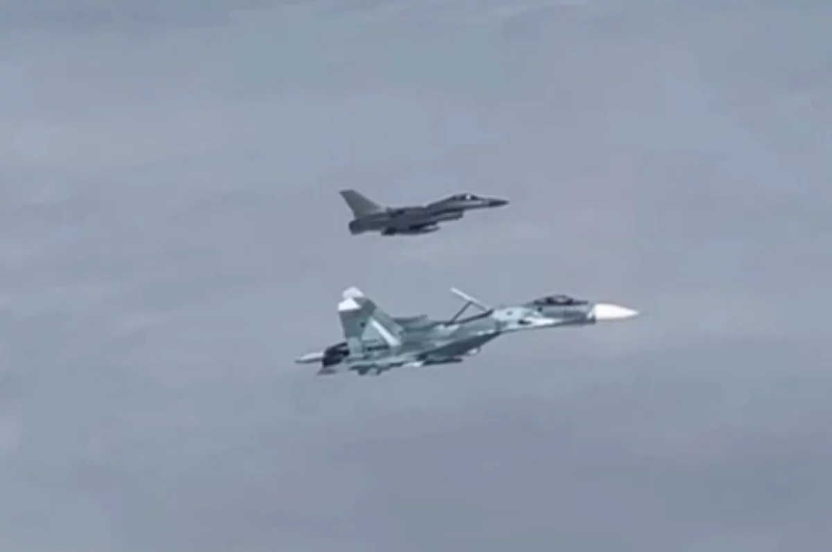 В Сети опубликовали кадры перехвата российским Су-27 истребителя F-16