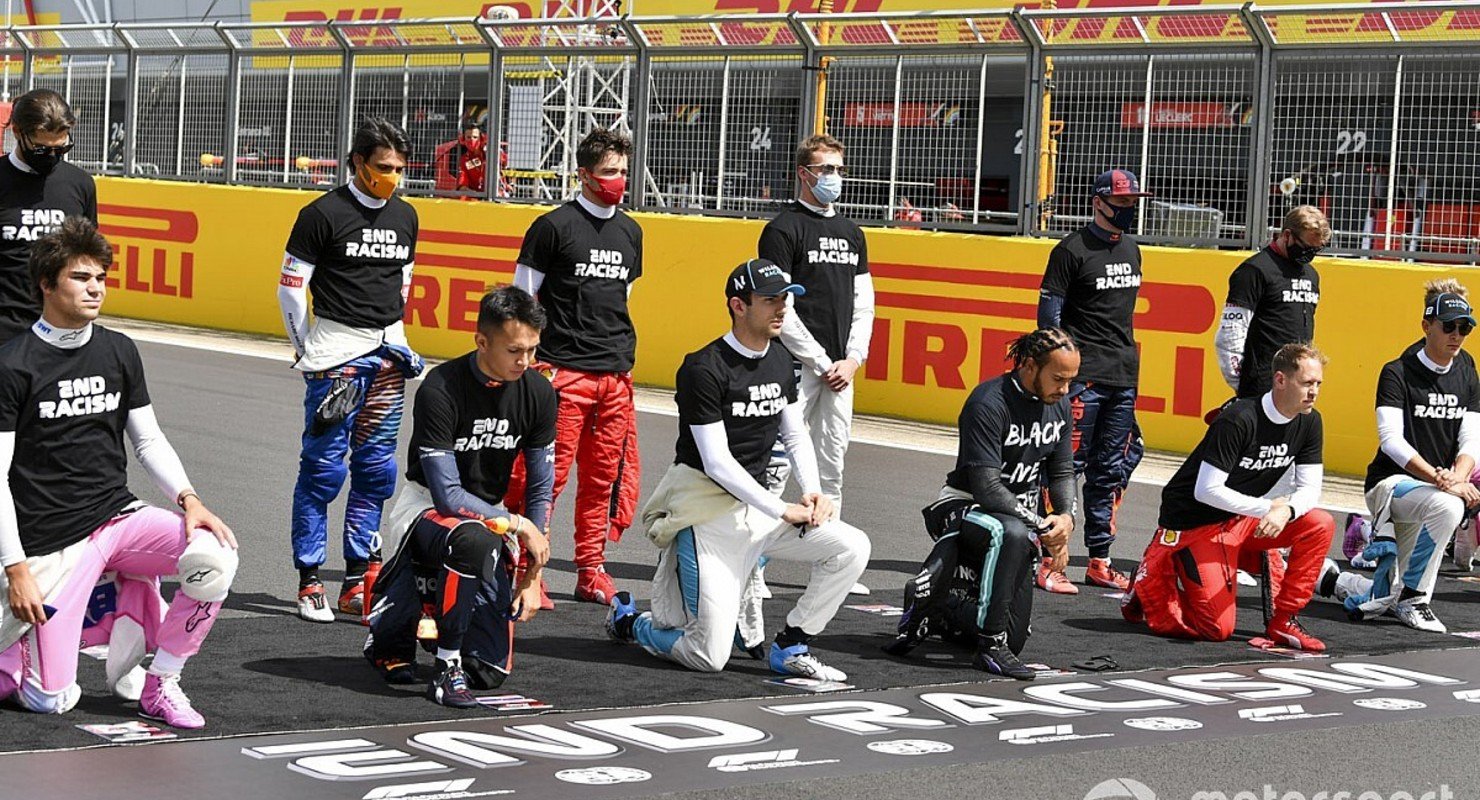 Гонщики Ф1 опять будут стоять на коленях, но не россияне