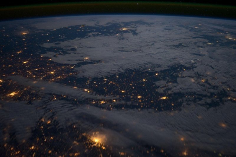 Восточная Европа ночью. На переднем (слева) плане Будапешт (Венгрия), Киев и вся Украина в центре и в верхней части фотографии земля, космос, красота, природа, фото