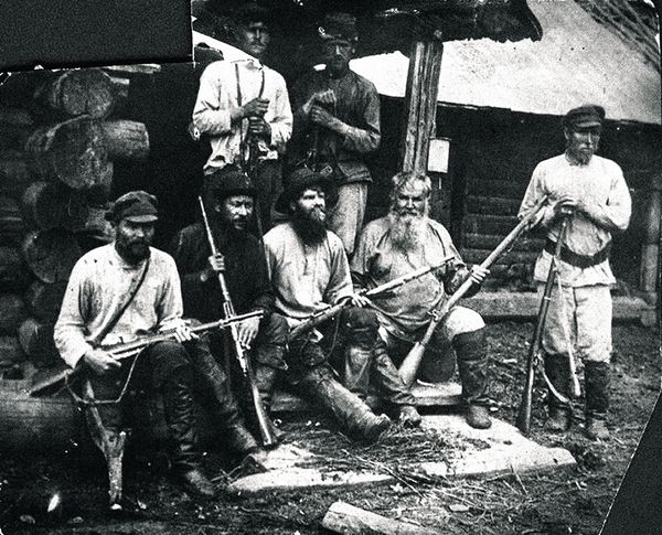 Группа вооруженных крестьян-повстанцев.