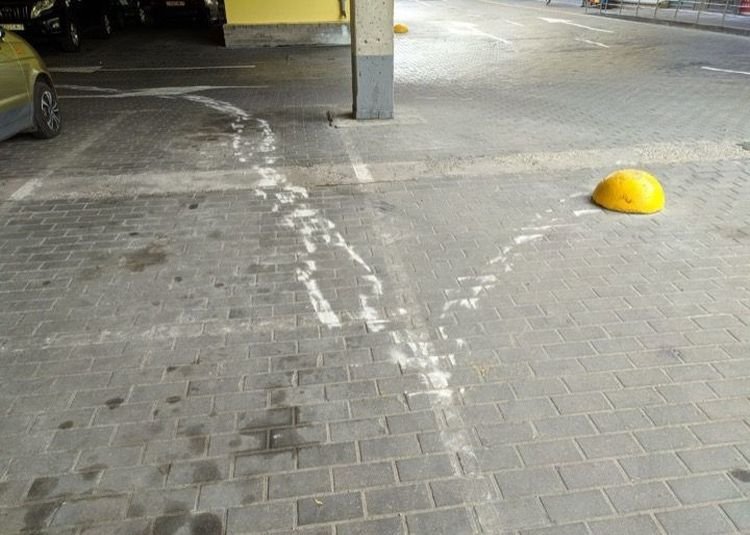 Упорный водитель пытался ехать с полусферой под днищем авто автомобиль,дорога,происшествия