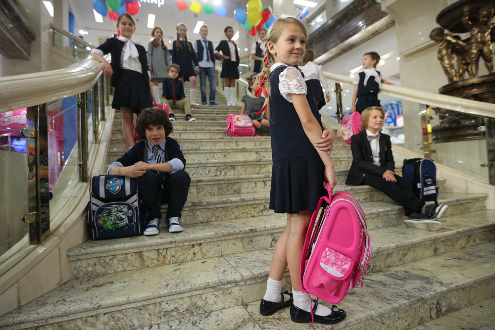 ребенок собирается в школу. сбор ребенка в школу. она собирается в школу. девочка собирается в школу. она собирается в школу.