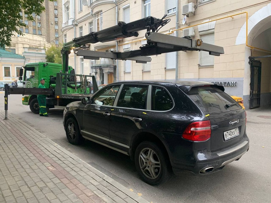 За неуплату парковочных штрафов в Москве у водителя отобрали Porsche