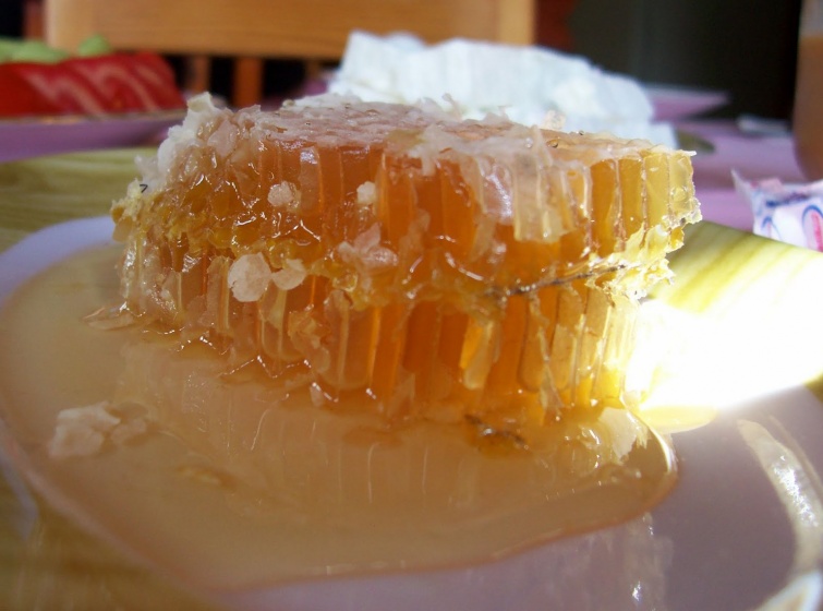 Почему мед не кристаллизуется. Кристаллизация меда. Мёд засахарился. Засахаренный мед. Жидкий и кристаллизованный мед.