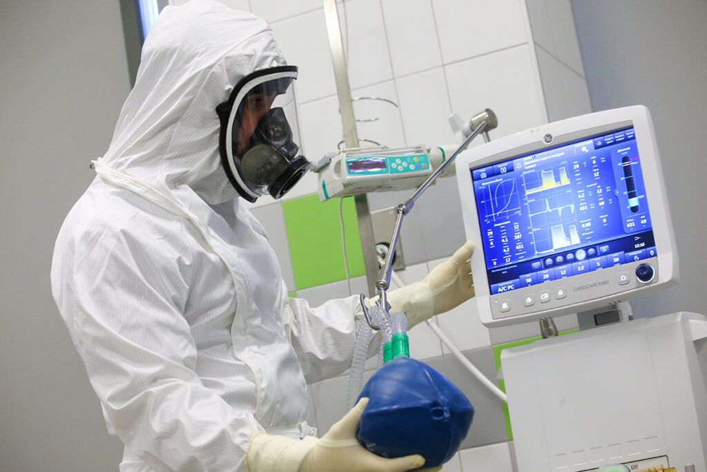 Власти направили 2,9 млрд рублей на выплаты заразившимся коронавирусом медикам