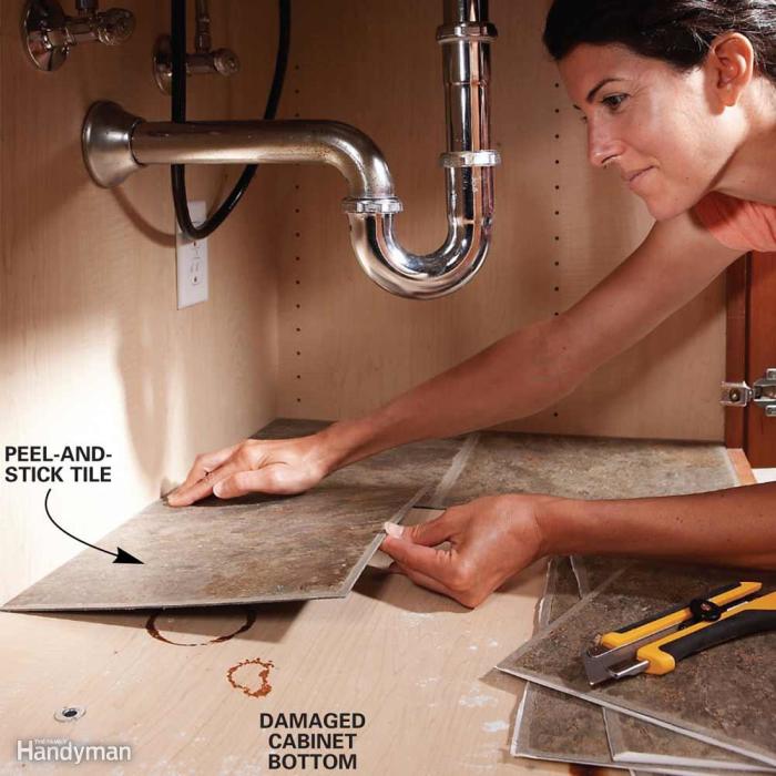 Для облицовки пола под раковиной как в ванной, так и на кухне можно применять обыкновенную облицовочную плитку.