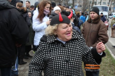 Киевляне оганизовали мычащий протест у посольства США