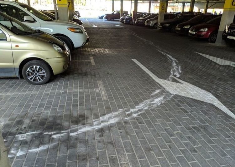 Упорный водитель пытался ехать с полусферой под днищем авто