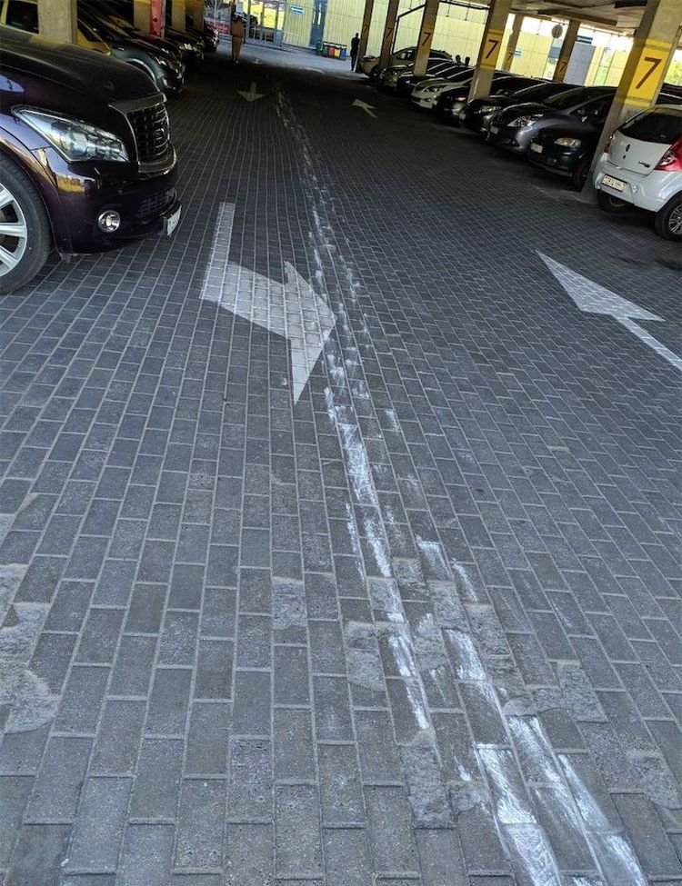 Упорный водитель пытался ехать с полусферой под днищем авто автомобиль,дорога,происшествия