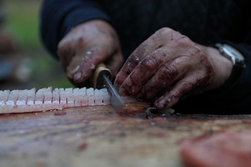 Процесс приготовления юколы с помощью якутского ножа — быһах