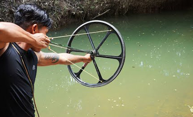 Умелец показал, как сделать лук из старого колеса. Стрела улетает на десятки метров, силы хватает даже для рыбалки: видео