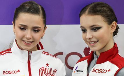 На фото: Камила Валиева и Анна Щербакова (слева направо) после соревнований.