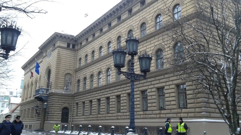 В этом здании Сейма ЛР 100 депутатов утверждают и правительство, и выбирают президента Латвии простым большинством голосов