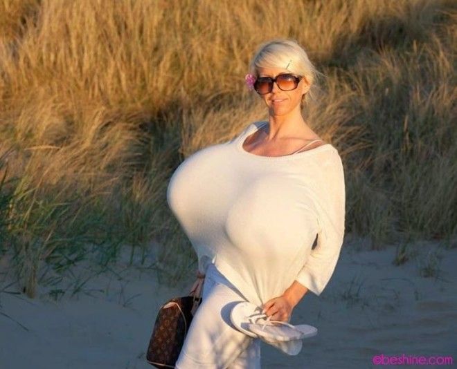 Майра Хиллс – обладательница самой большой силиконовой груди в мире 