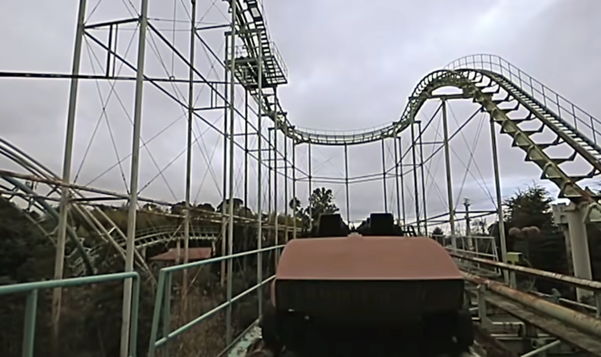 Где может быть по-настоящему и весело, и страшно? Сегодня – в ТОПе заброшенные парки аттракционов всего мира: вас ждет жуткий скрип железа и сломанные карусели, заросшие кустами и лианами.-1-3