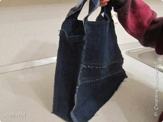 Джинсовая сумочка из старых джинсов своими руками сумки, сторону, сторона, другая, деталь, стразами, лицевую, ручки, чтобы, будет, видно, джинсы, сумка, которая, части, нашей, переднюю, также, образовывать, заднюю