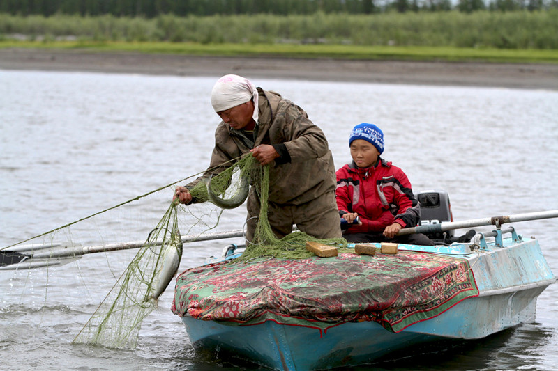 Рыбаки ловят муксуна