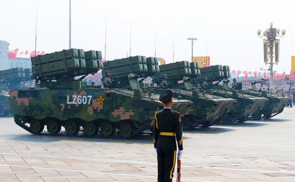 На фото: самоходный противотанковый ракетный комплекс "Хунцзянь-10".
