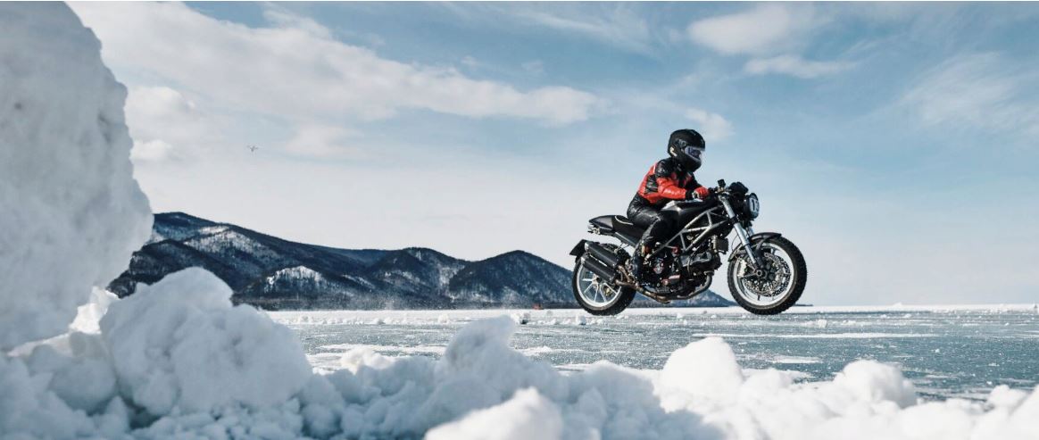 Колеса, ноги, крючки и лапы: как и на чем соревнуются на льду Байкала