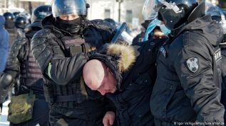 Акции протестов в России и Беларуси закончились массовыми задержаниями