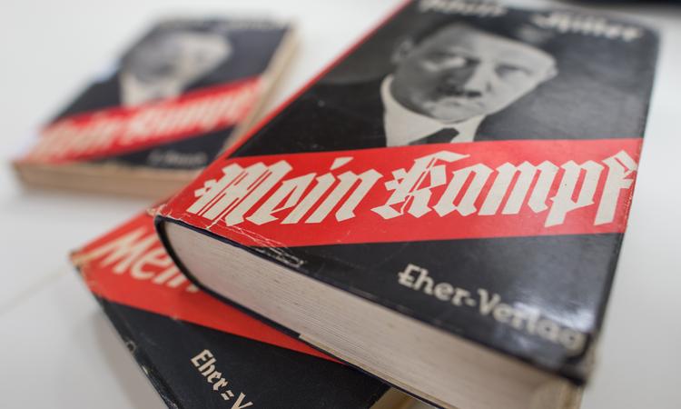 Новое издание книги "Майн Кампф" Адольфа Гитлера. Фото: Matthias Balk/ ТАСС