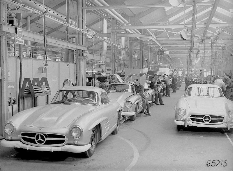 Ручная сборка родстеров Mercedes-Benz в 1958 году Ручная сборка родстеров Mercedes-Benz в 1958 году