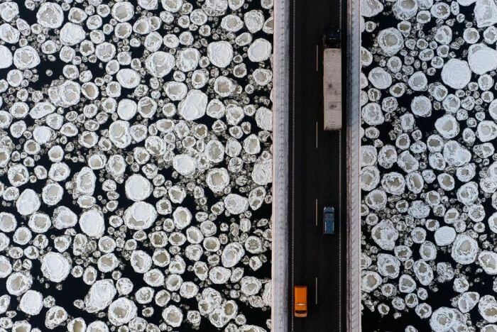 Мост над ледяной водой.
