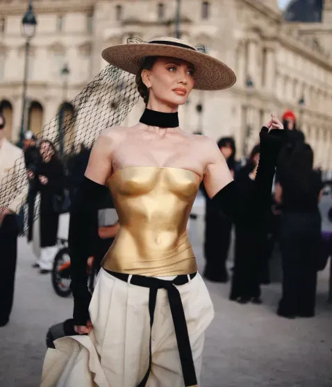 Кристина Романова, Оксана Бондаренко, жена главы Газпромбанка Даша Попова и экс-супруга беглого банкира Татьяна Корсакова на показе Schiaparelli instagram (инстаграм),социальная сеть,isabel marant,saint laurent,андрей акимов,Андрей Бородин,банк,город москва,белой дачи,вита клац,владимир цыганов,Владислав Доронин,Газпромбанк,г,Москва [1405113],дарья бондаренко,дарья лисиченко,дарья попова,даур каролин,Диана Крюгер,Елена Перминова,Ирина Шейк,кристина романова,марка эйдельштейна надя ли коэн,оксана бондаренко,татьяна корсакова,ферраньи кьяра,ханна леони