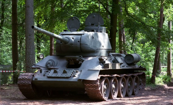 Т-34 лежал в болоте с войны: достали и попробовали завести армия,машина,Пространство,т-34,танк,Техника,черные копатели