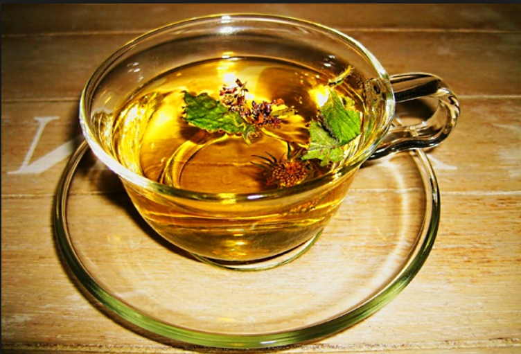 При больной молочной железе поможет травяной чай и компрессы