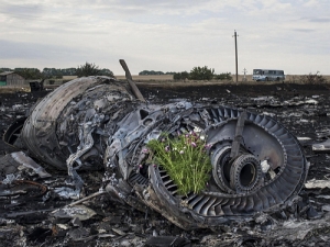 Родственники жертв крушения MH17 потребовали компенсации от Путина и России